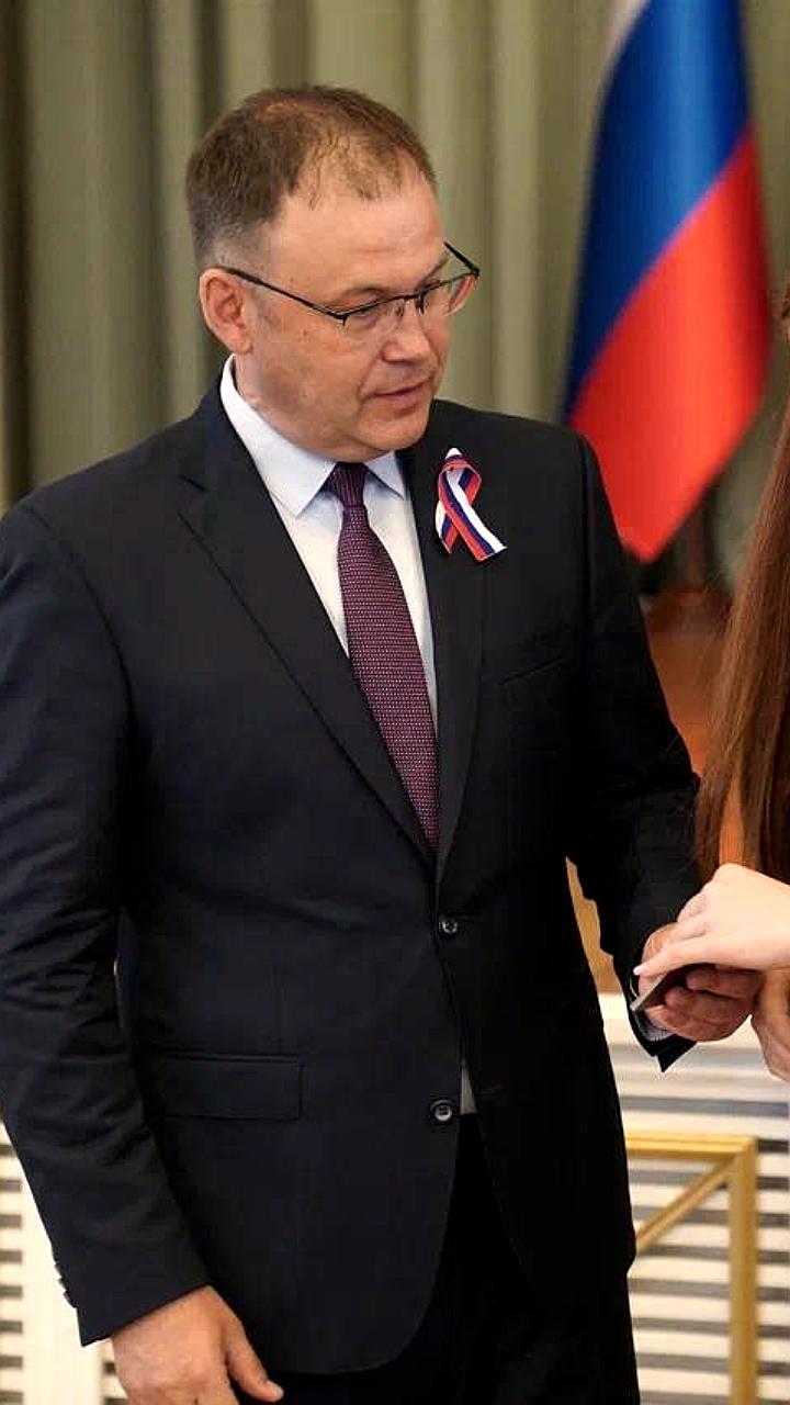 Губернатор Илья Середюк вручил паспорта 59 талантливым школьникам Кузбасса