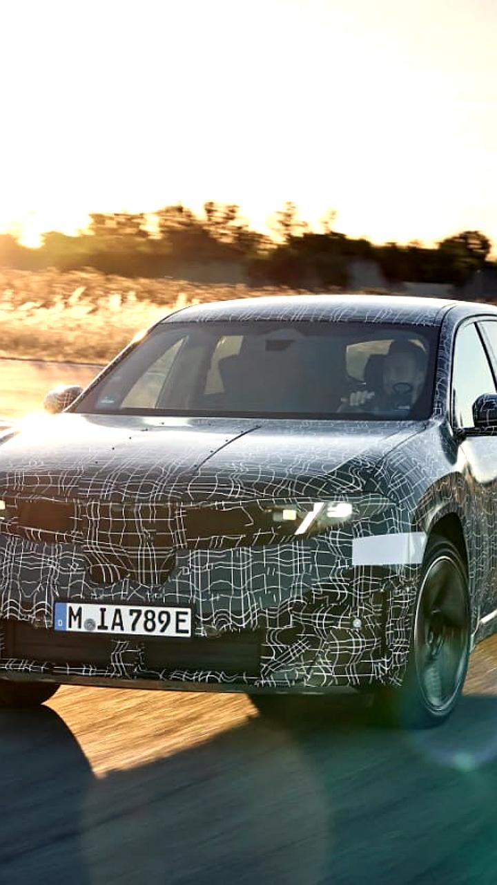 BMW внедряет автоматическое включение поворотников в электричке iX3