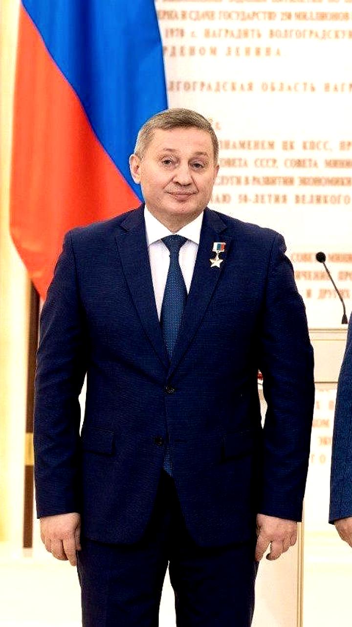 Андрей Бочаров вручил государственные награды жителям Волгоградской области