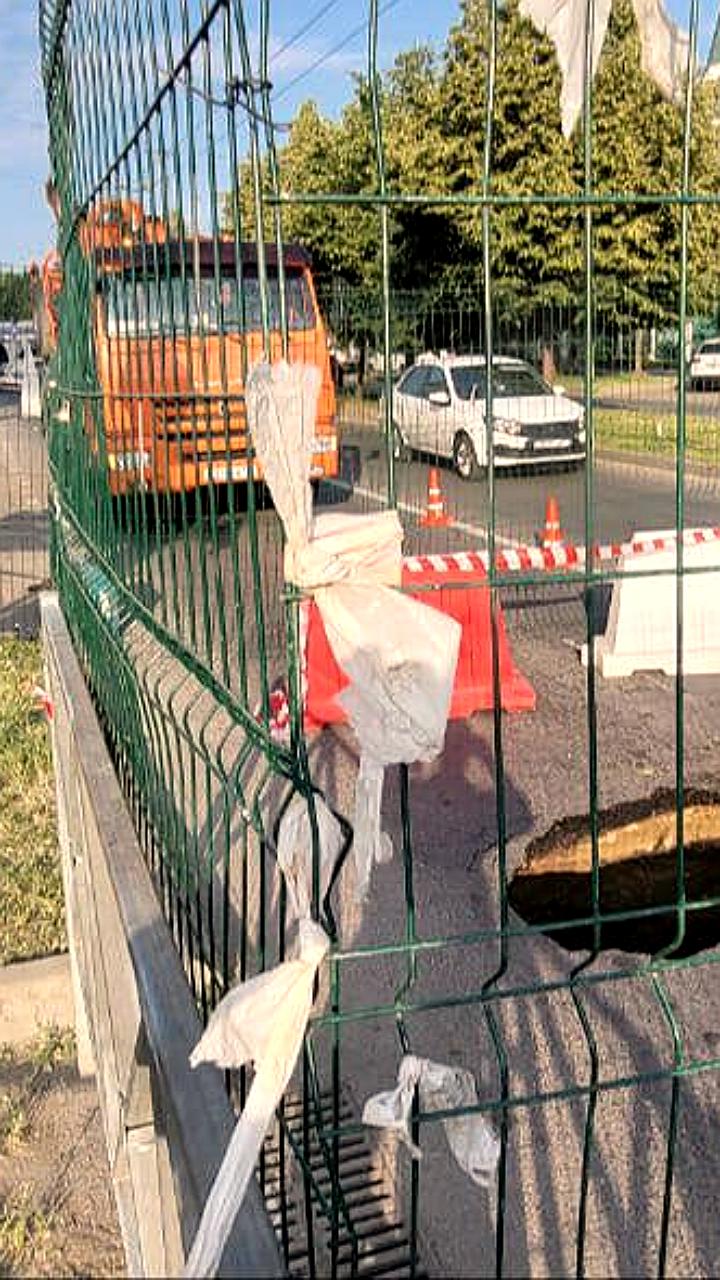 Ликвидация провала на улице Сормовской в Краснодаре продолжается