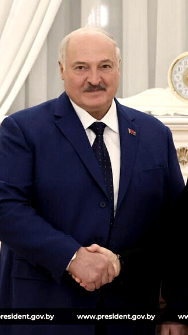 Лукашенко поздравил Путина с Днем России