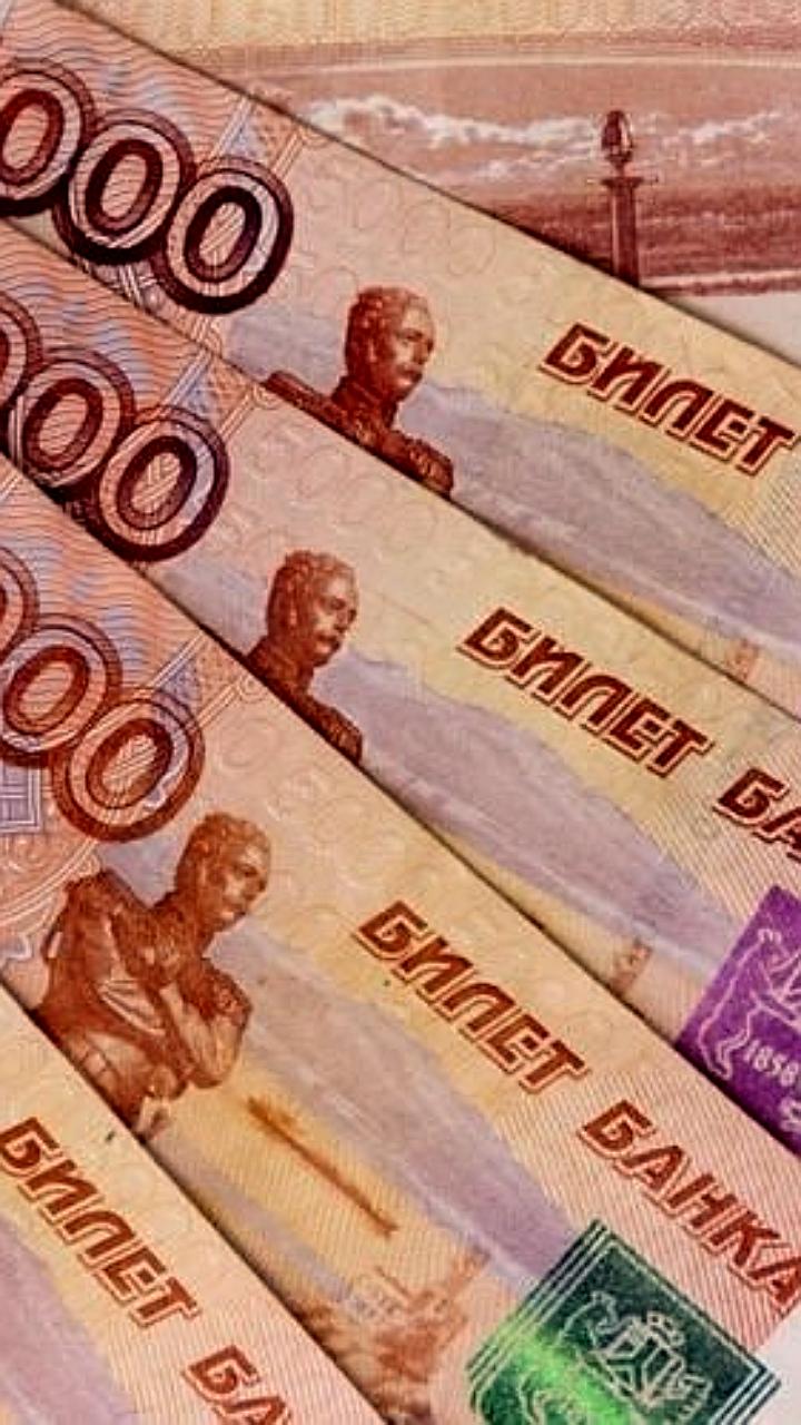 Роструд разъяснил порядок оплаты труда в День России