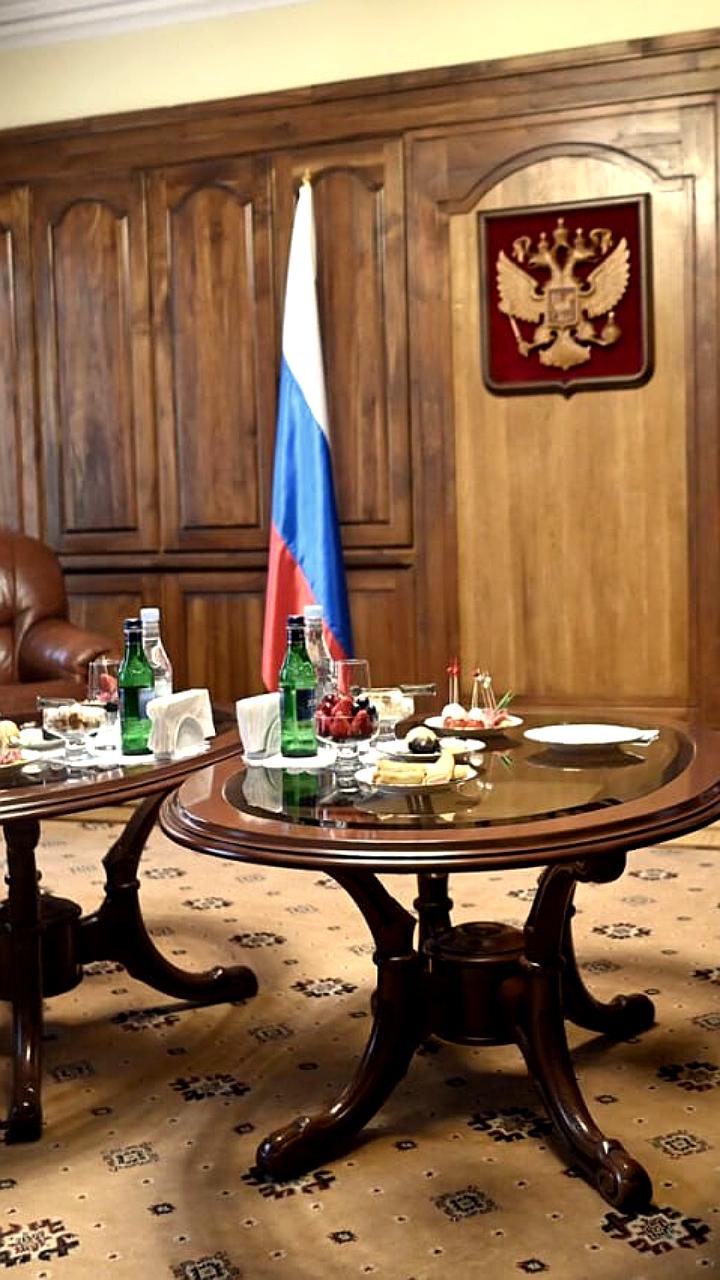 Президент Армении посетил посольство России в честь Дня России