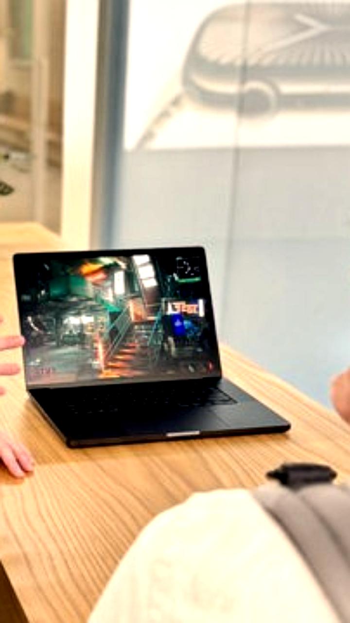Cyberpunk 2077 запускается на MacBook Pro с высокой производительностью