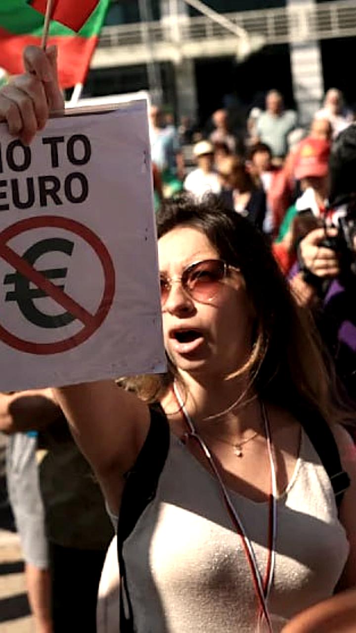 Протесты в Болгарии против введения евро с 2026 года