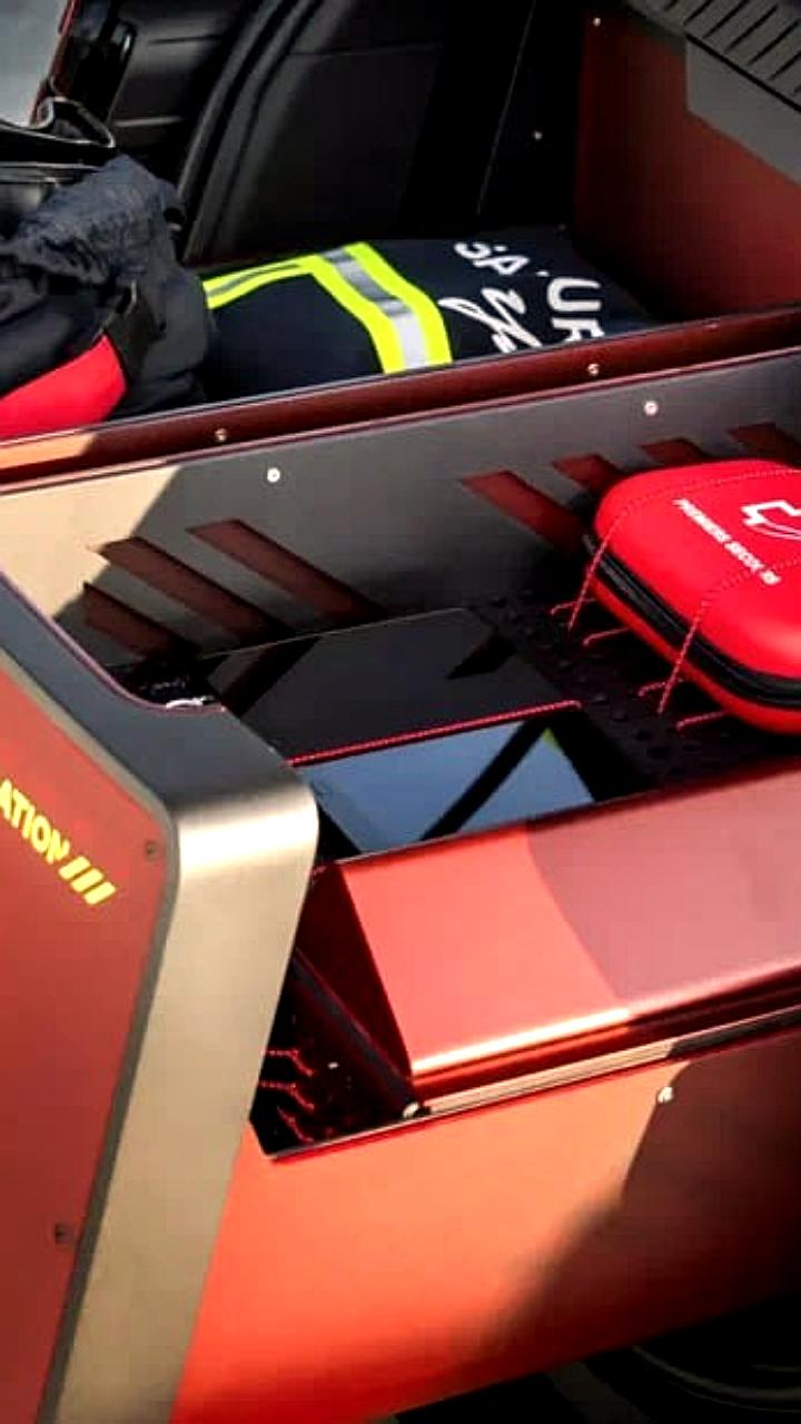 Renault 4 E-Tech преобразован в мобильный центр координации пожарных команд с дроном