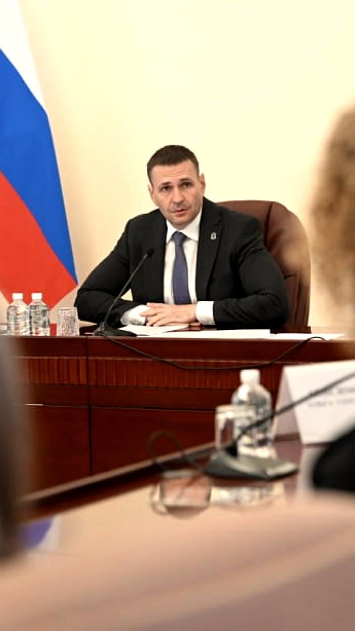 Дмитрий Демешин обсудил с активистами вопросы патриотизма и молодежного воспитания в Хабаровском крае