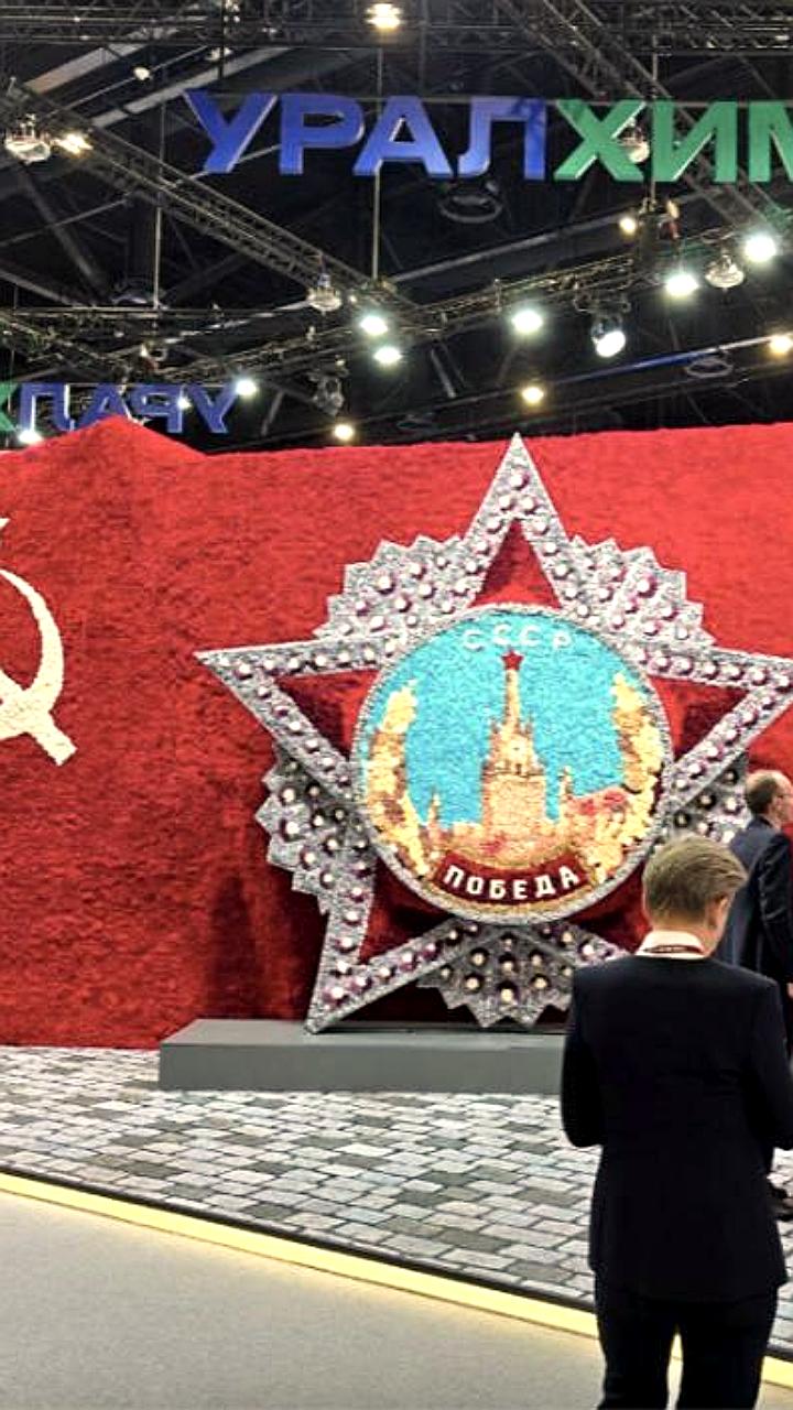 На ПМЭФ-2025 представлено цветочное панно в честь 80-летия Победы