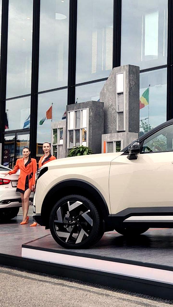 АВТОВАЗ презентовал новый кроссовер LADA Azimut на ПМЭФ-2025