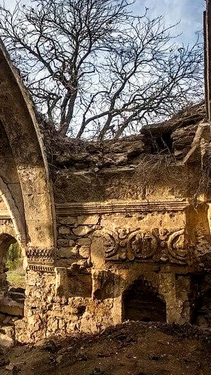 Фотосессия гимнастов в разрушенном храме вызвала общественное недовольство