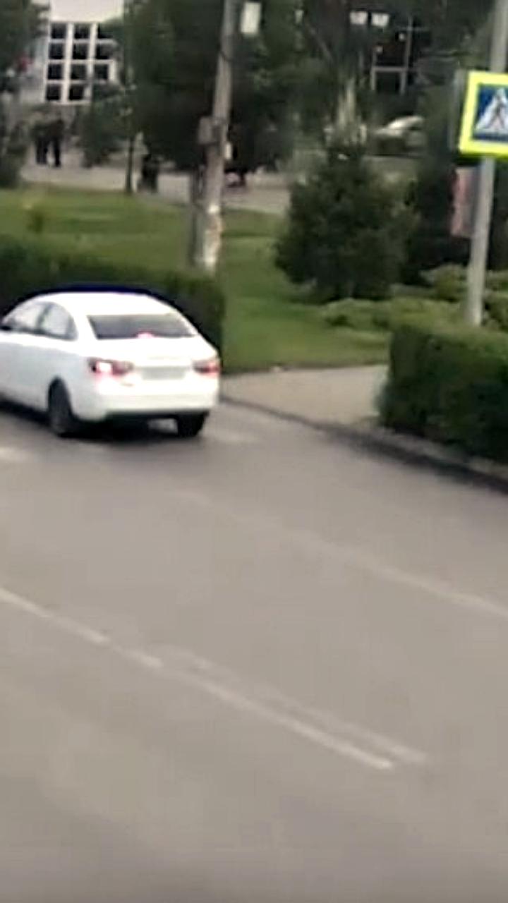 В Волжском автомобиль сбил 11-летнюю девочку на пешеходном переходе