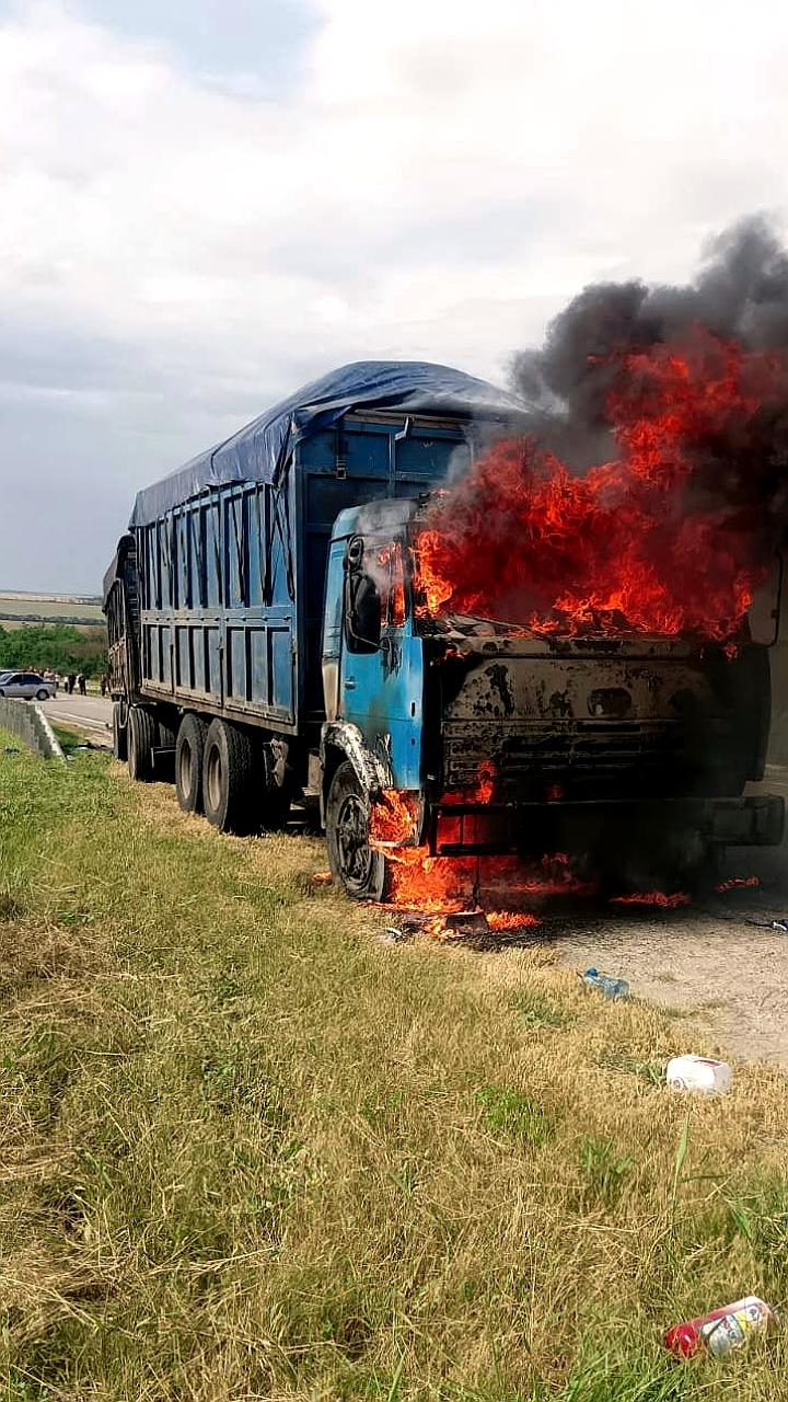 Пожарные потушили горящий грузовик с отрубями в Александровском округе