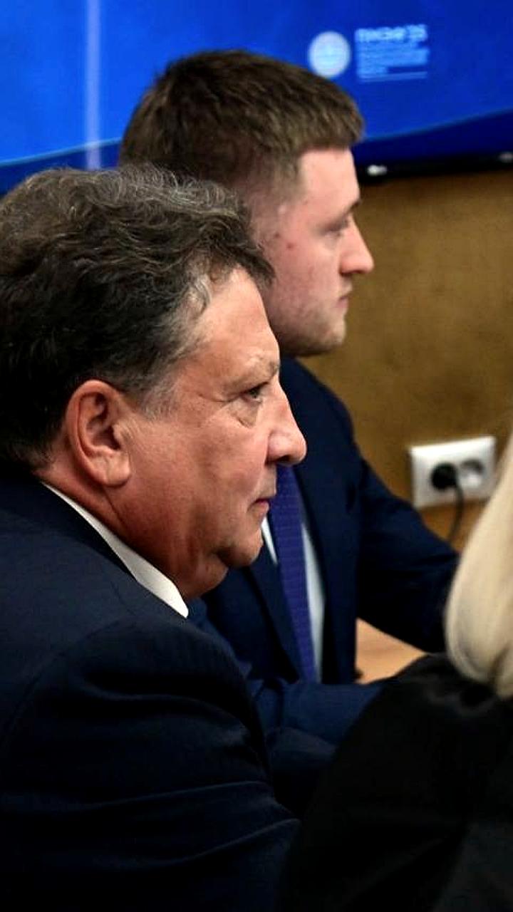 Делегация Омской области и Архангельская область обсуждают сотрудничество на ПМЭФ