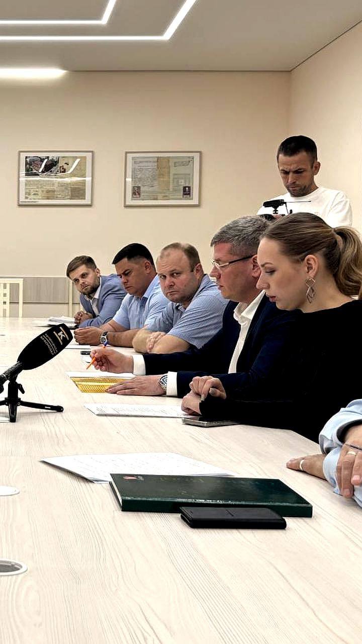 Заместители главы Краснодара и школьники обсуждают экологические инициативы