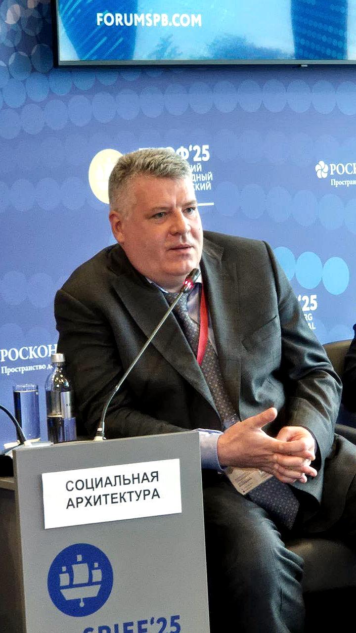 Социальные архитекторы обсуждают проект 'В России – жить' на ПМЭФ2025