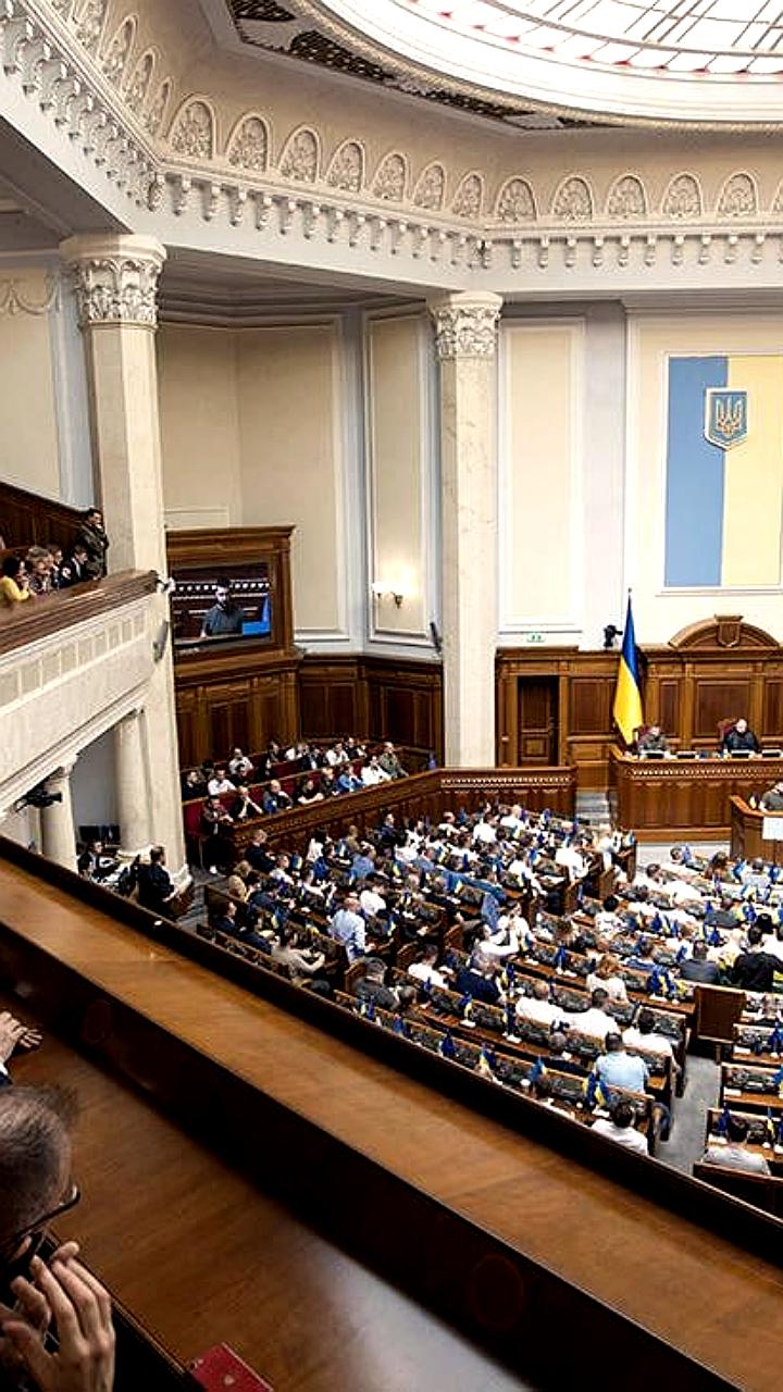 Олесь Довгий покидает Верховную Раду, оставляя 398 депутатов