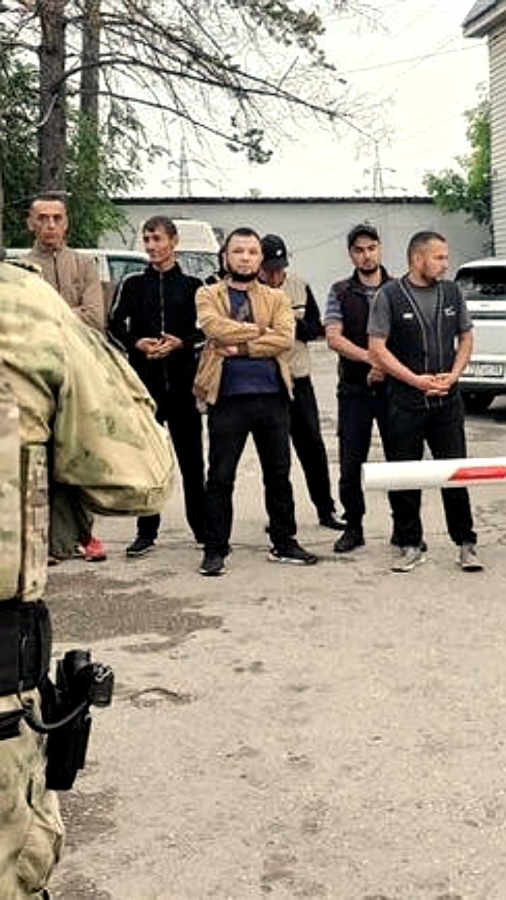 Мигранты пытались скрыться от полиции в Самаре во время рейда на овощебазе