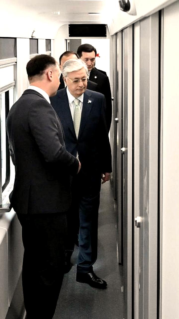 Первый пассажирский вагон для Казахстана представлен президенту Токаеву на заводе Stadler