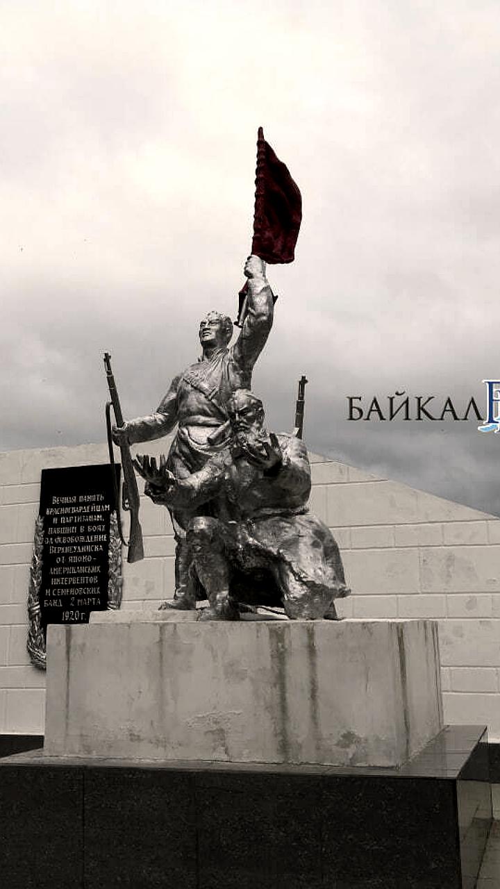 Пьяная девушка забралась на памятник в Улан-Удэ, полиция начала расследование