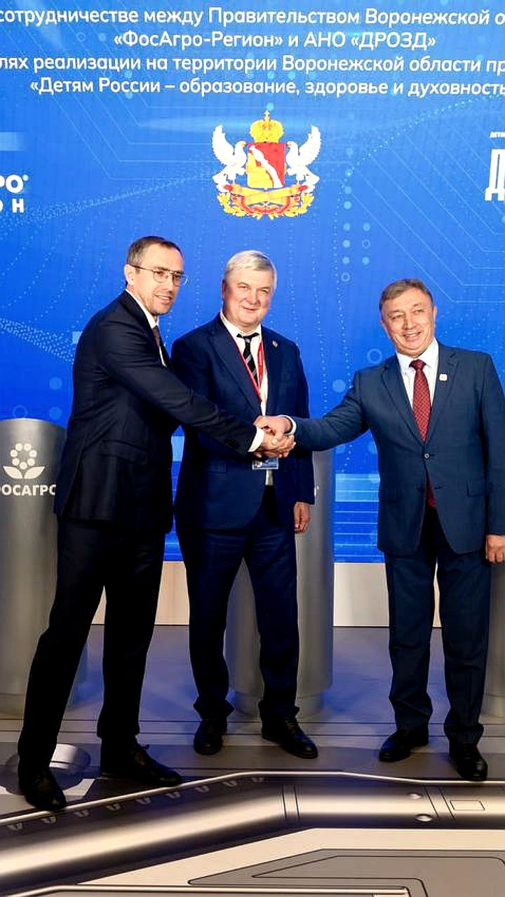 Губернатор Мурманской области и Ренат Лайшев обсудили успехи программы ДРОЗД на ПМЭФ-2025