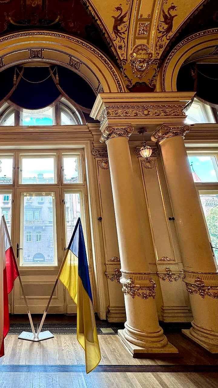 Краковский театр убрал украинский флаг из-за угроз безопасности