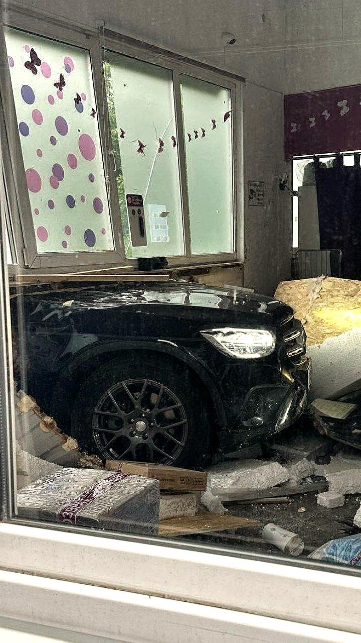 Женщина на Mercedes врезалась в пункт выдачи заказов на Рублёвке