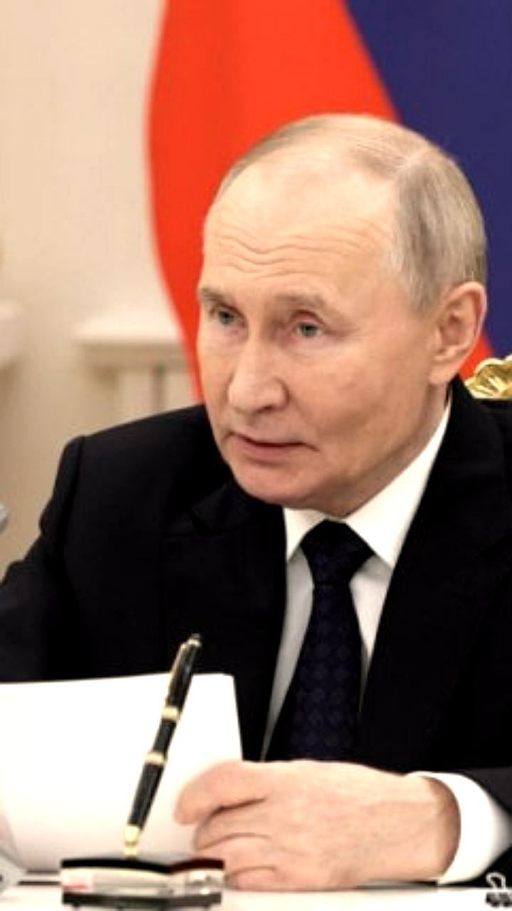 Путин поручил изменить закон о предоставлении жилья семьям погибших участников СВО