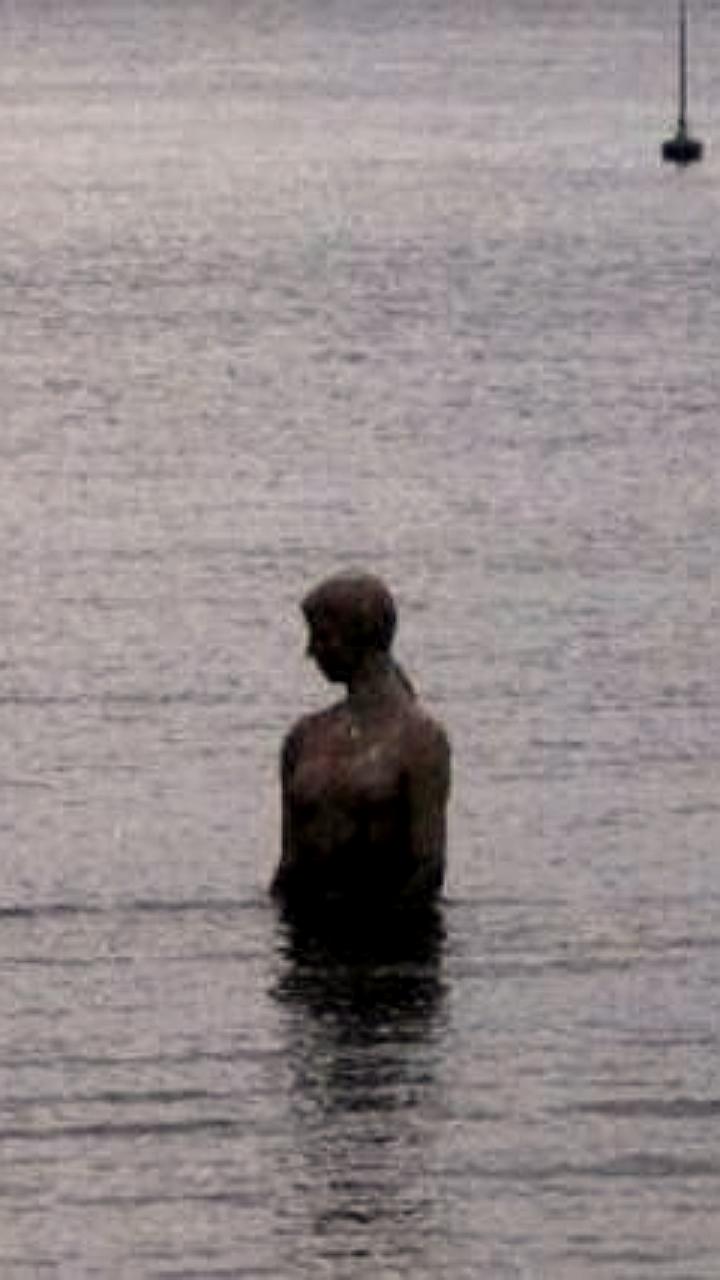 Скульптуру русалки перенесли с дна моря на пляж Ахлёстышева