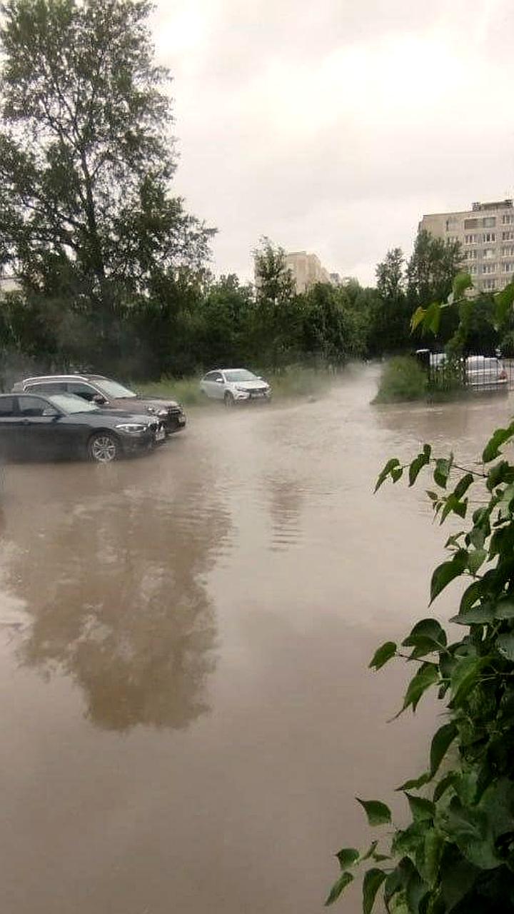 Прорыв трубы на Будапештской улице в Санкт-Петербурге: аварийные службы на месте