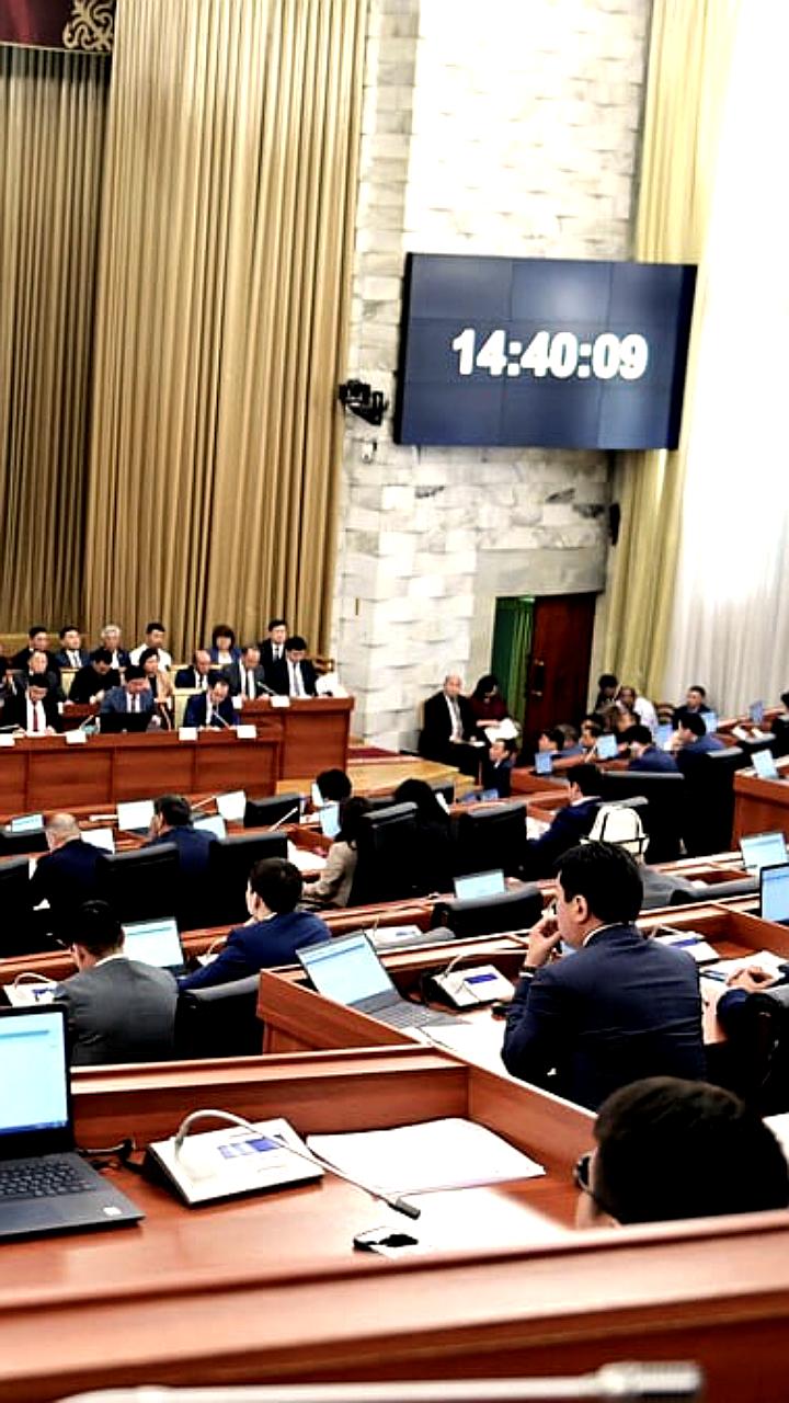 Комитет парламента Кыргызстана исключил норму о переводных экзаменах по кыргызскому языку