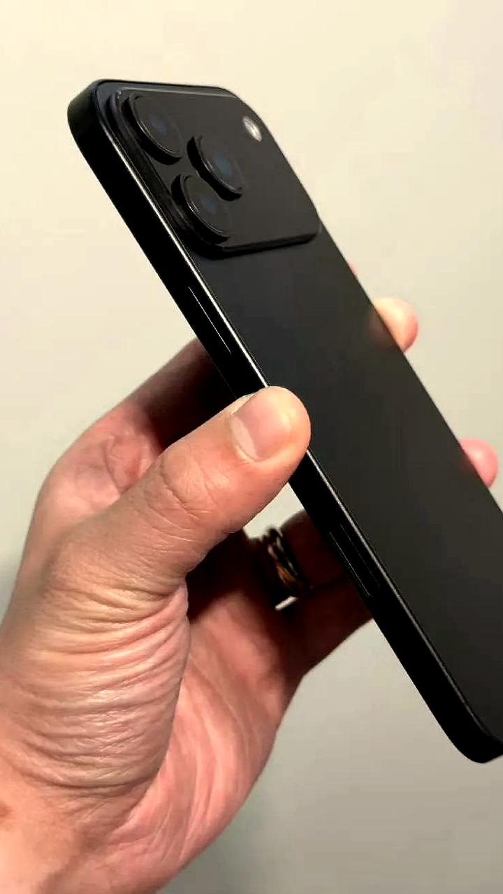 Новые утечки о дизайне iPhone 17 Pro: инсайдер делится свежими фото