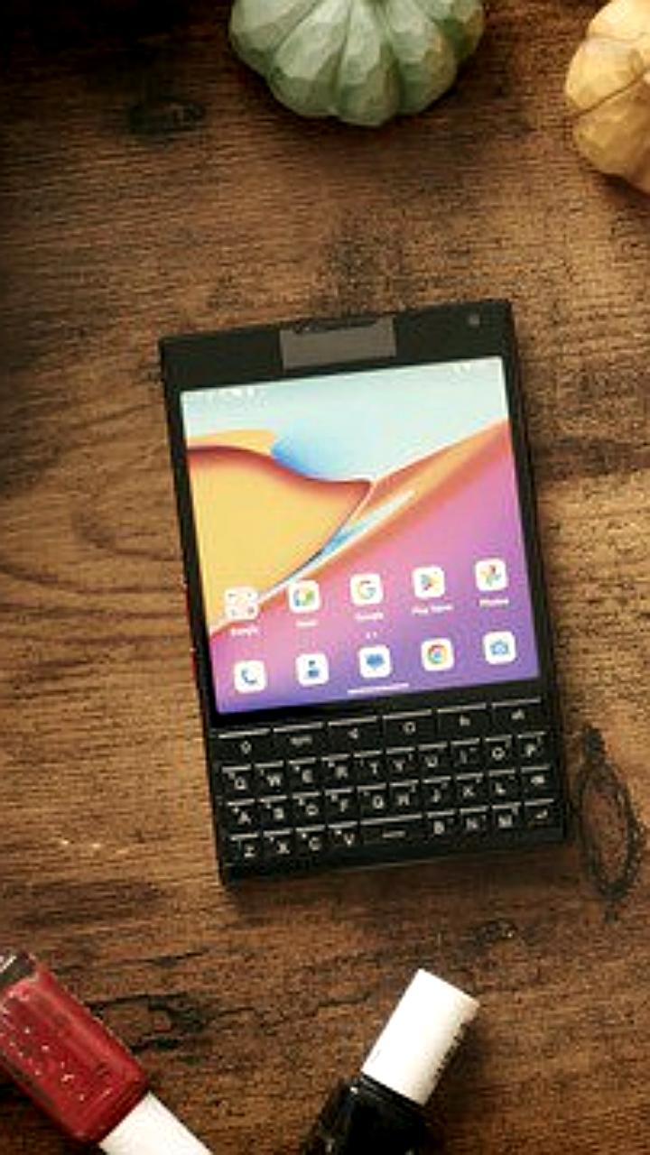 Unihertz анонсировала Titan 2 — новый смартфон с QWERTY и двумя экранами