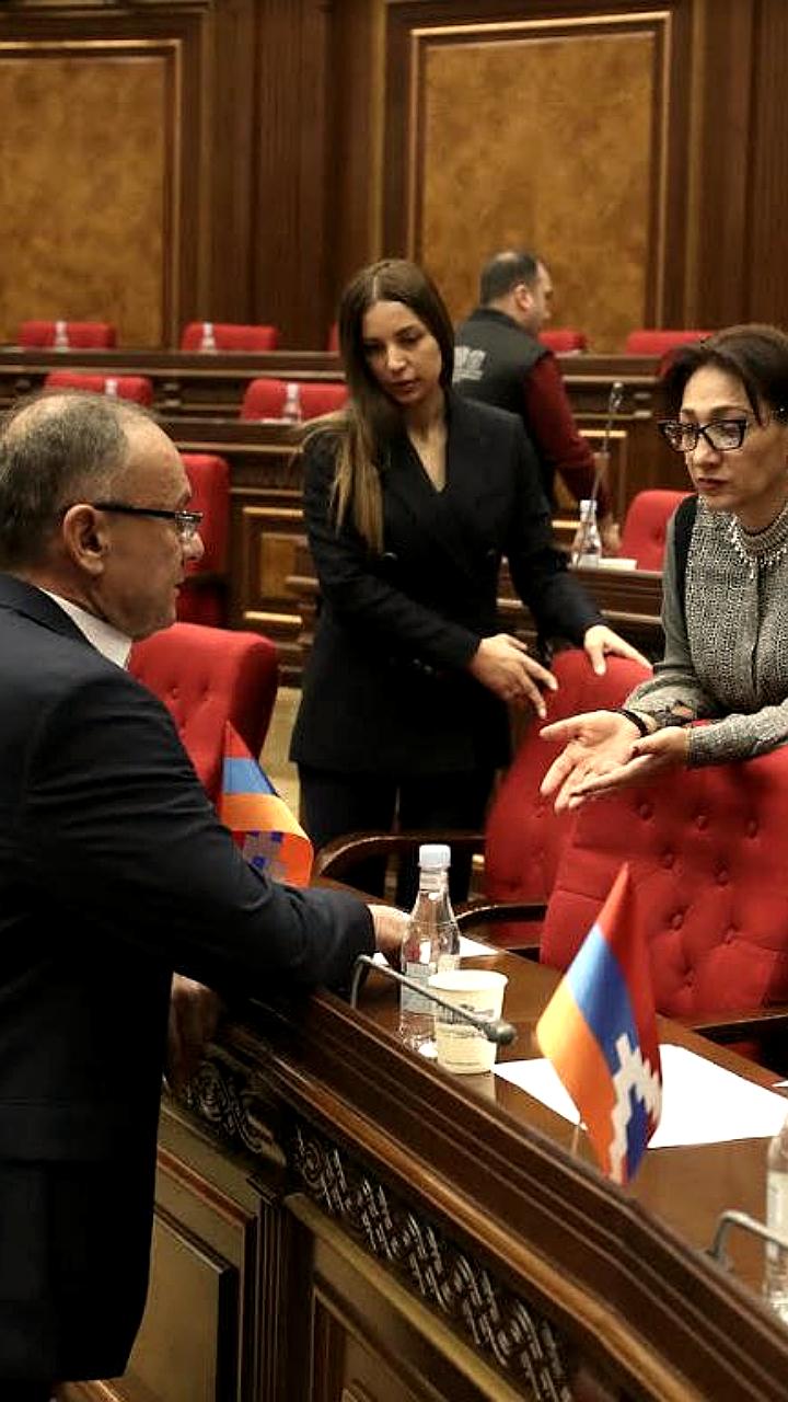 Депутаты обсуждают кандидатуру архиепископа Микаэла Аджапагяна для импичмента премьер-министра