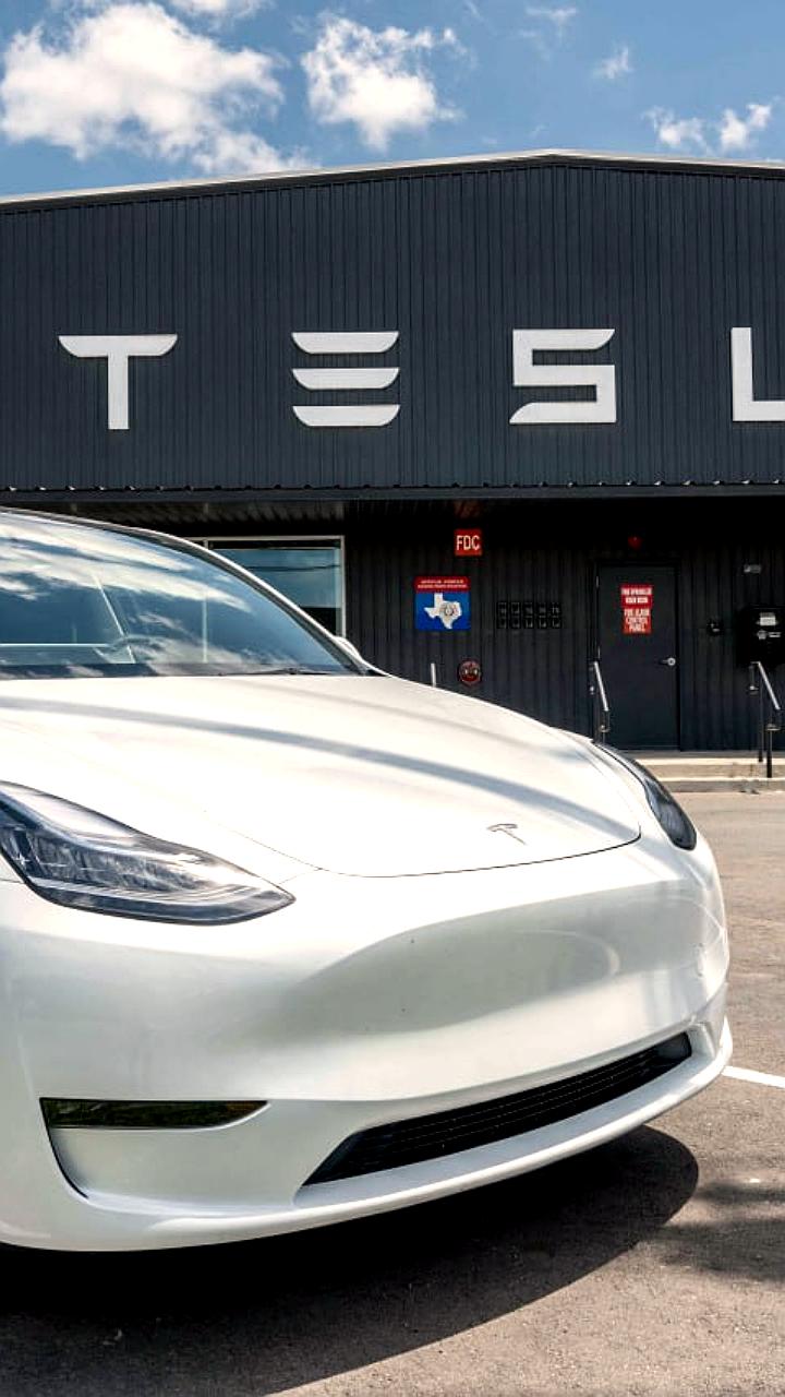 Tesla Model Y успешно завершила первую автономную доставку к покупателю