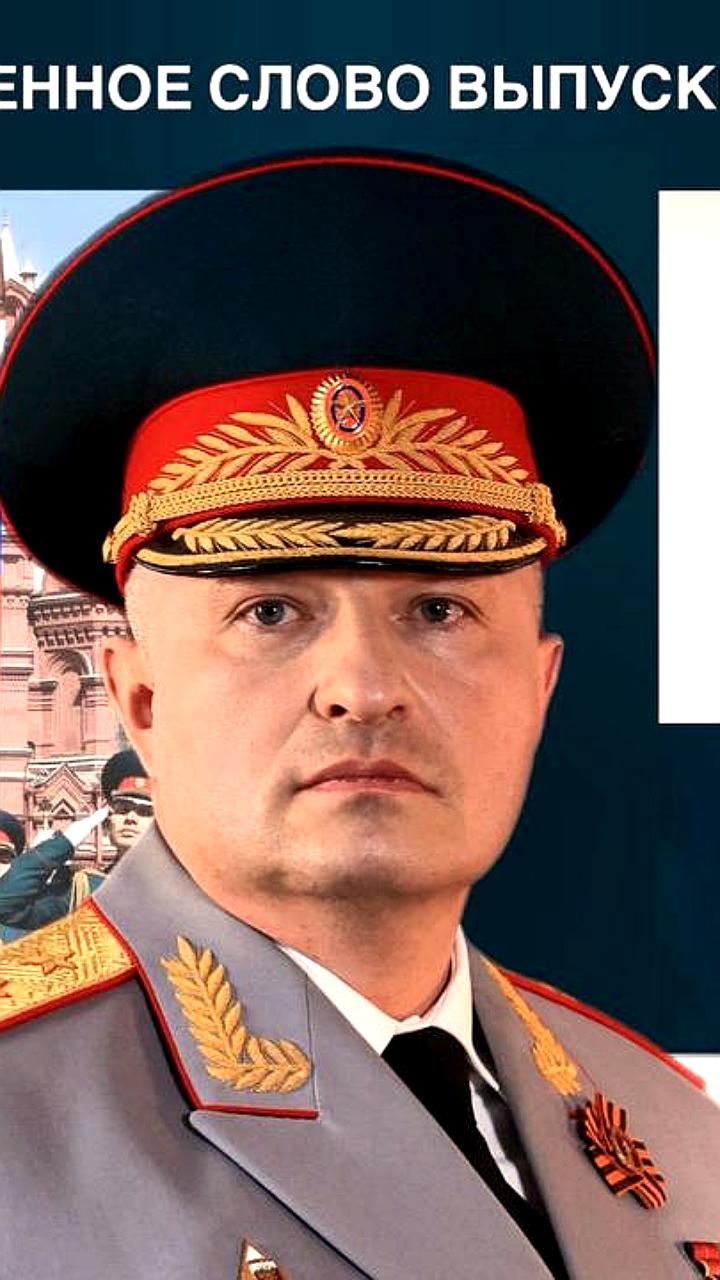 Александр Куренков поздравил выпускников вузов МЧС России на Красной площади