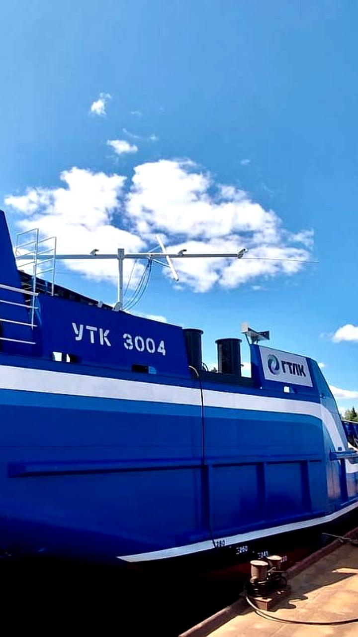 ГТЛК приняла две баржи-площадки для перевозки грузов