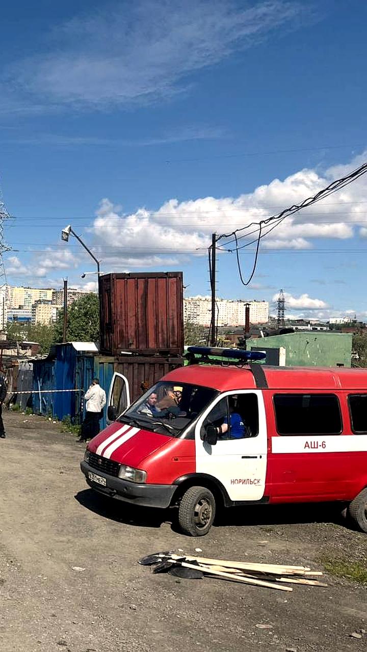 Обвал грунта в Норильске: полиция и МЧС обеспечивают безопасность на месте происшествия