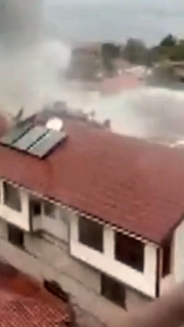 Пожар в историческом центре Антальи: горят гостиница и здания