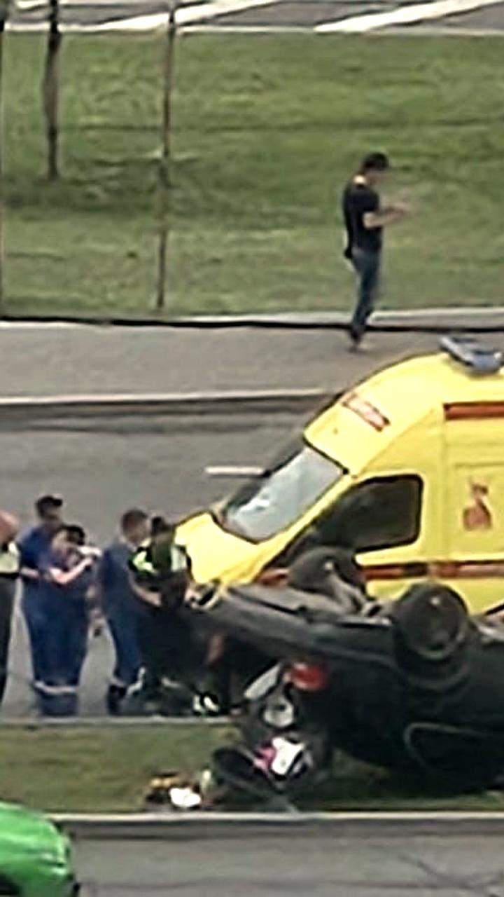 Автомобиль перевернулся на Бесединском шоссе, люди выбрались самостоятельно