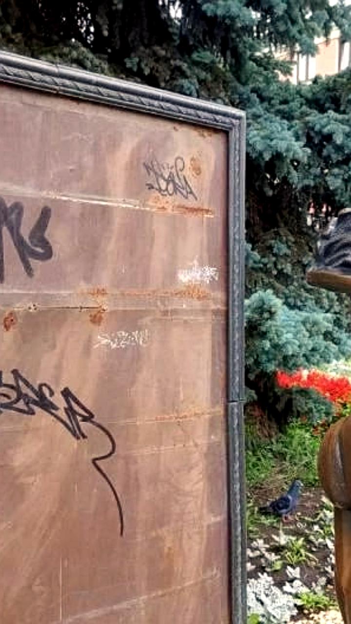 Скульптура «Модница» в Челябинске осталась без зеркала из-за вандализма