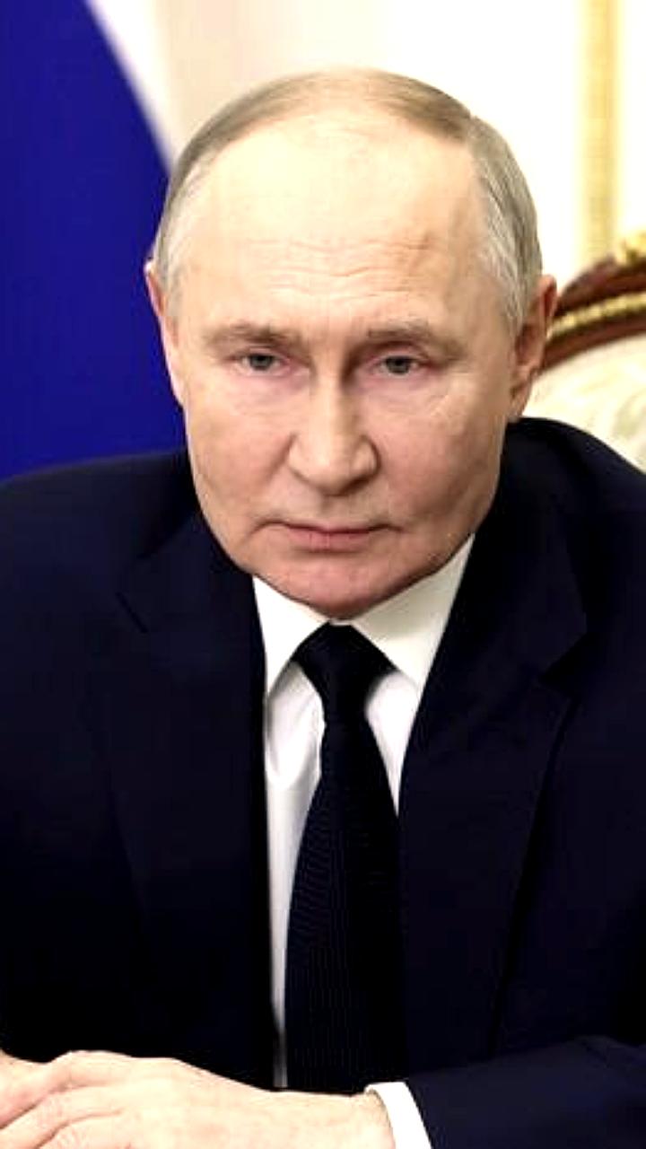 Путин открыл обновленные шахматную школу в Мелитополе и стадион в Мариуполе