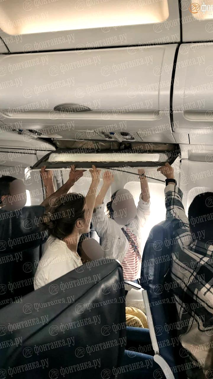 Пассажиры FlyOne на рейсе Санкт-Петербург — Ереван продолжают полет после инцидента с панелью обшивки