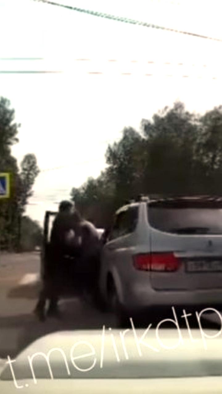 ДТП в деревне Иваново: водитель сбил двух мужчин после ссоры
