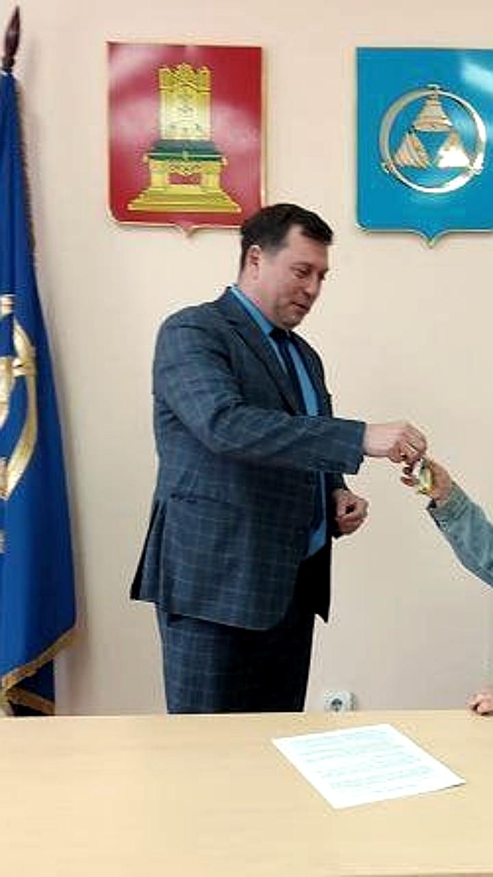 В Тверской области многодетной цыганской семье вручили ключи от квартиры, вызвав недовольство местных жителей