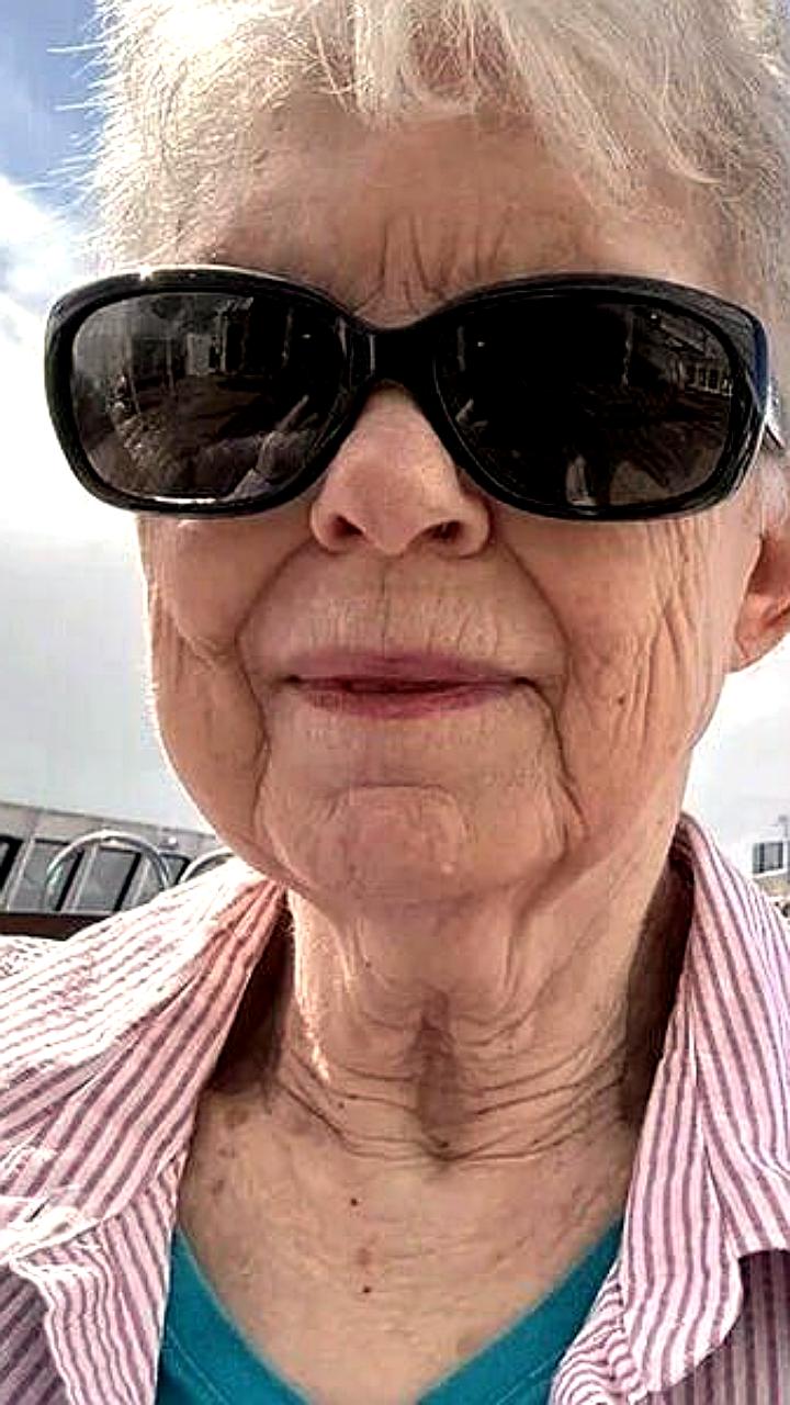 77-летняя американка Шерон Лейн отправляется в 15-летний круиз после продажи имущества