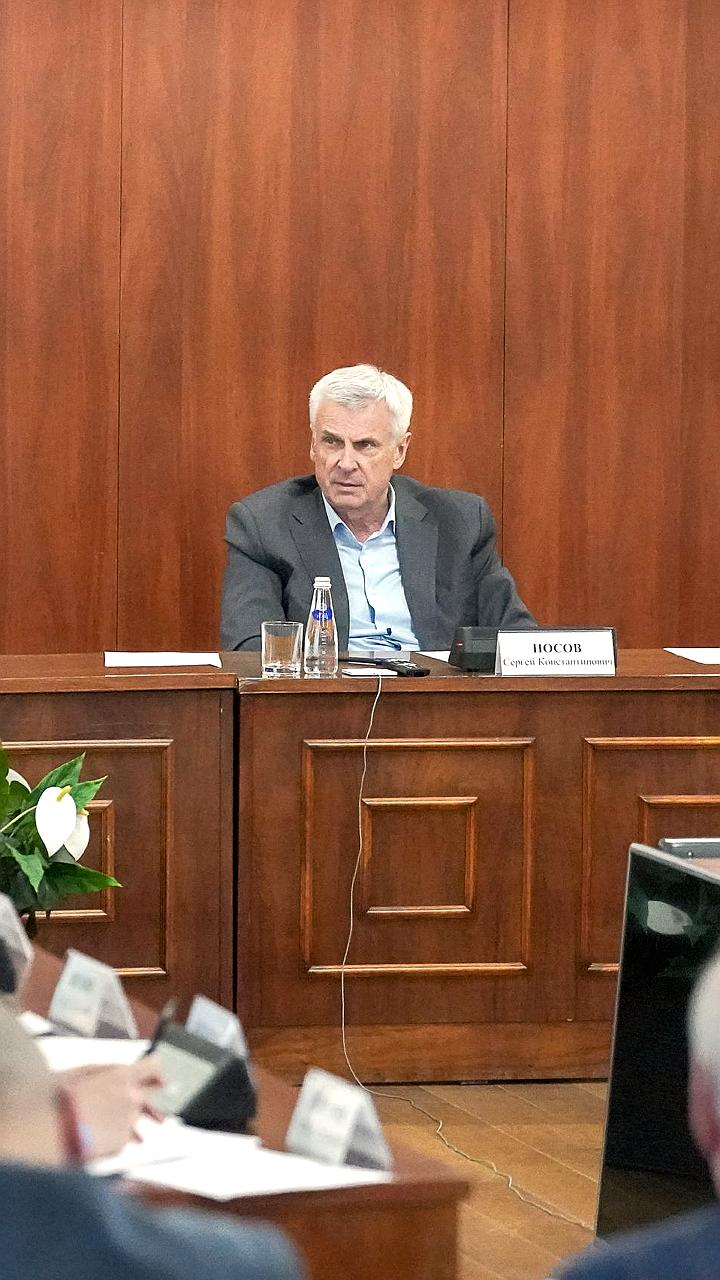 Совещание по вопросам зарплат в Магаданской области: прокурор и губернатор обсуждают задержки выплат