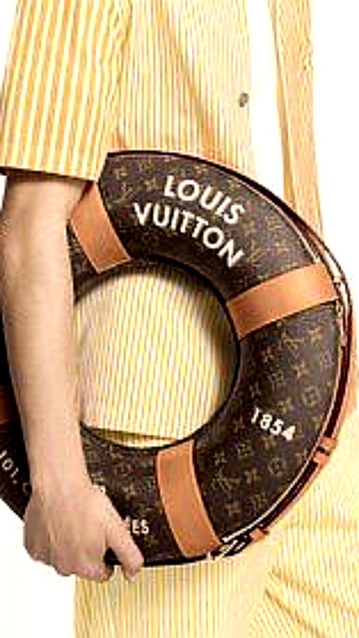 Louis Vuitton представил сумку в форме спасательного круга за 10 000 долларов