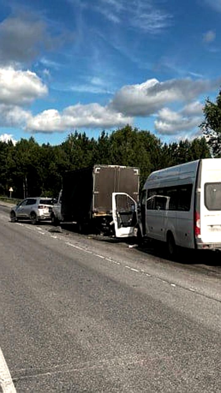Два ДТП в Челябинской области: массовая авария и опрокидывание скорой