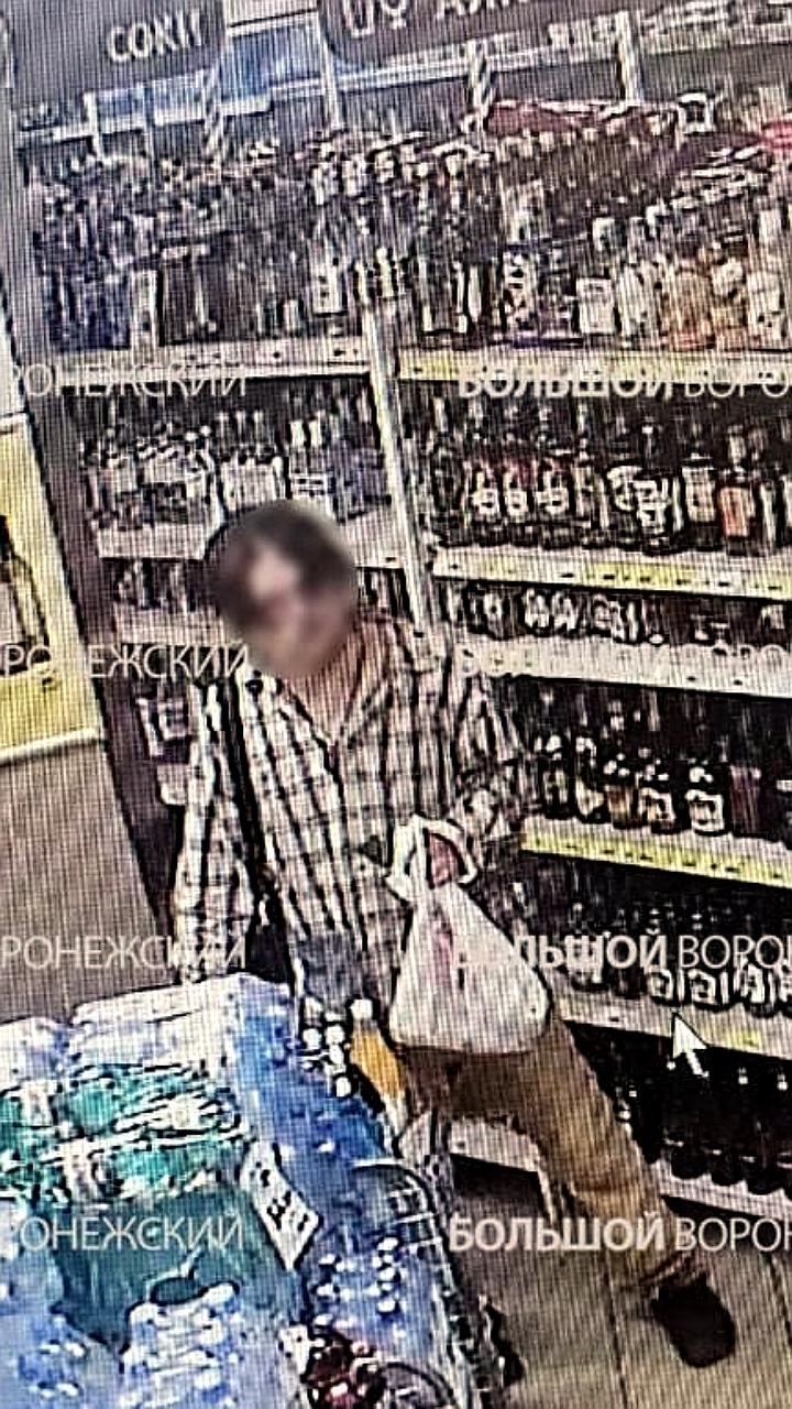 Неизвестный мужчина пытался завести разговор с девочкой в магазине Воронежа