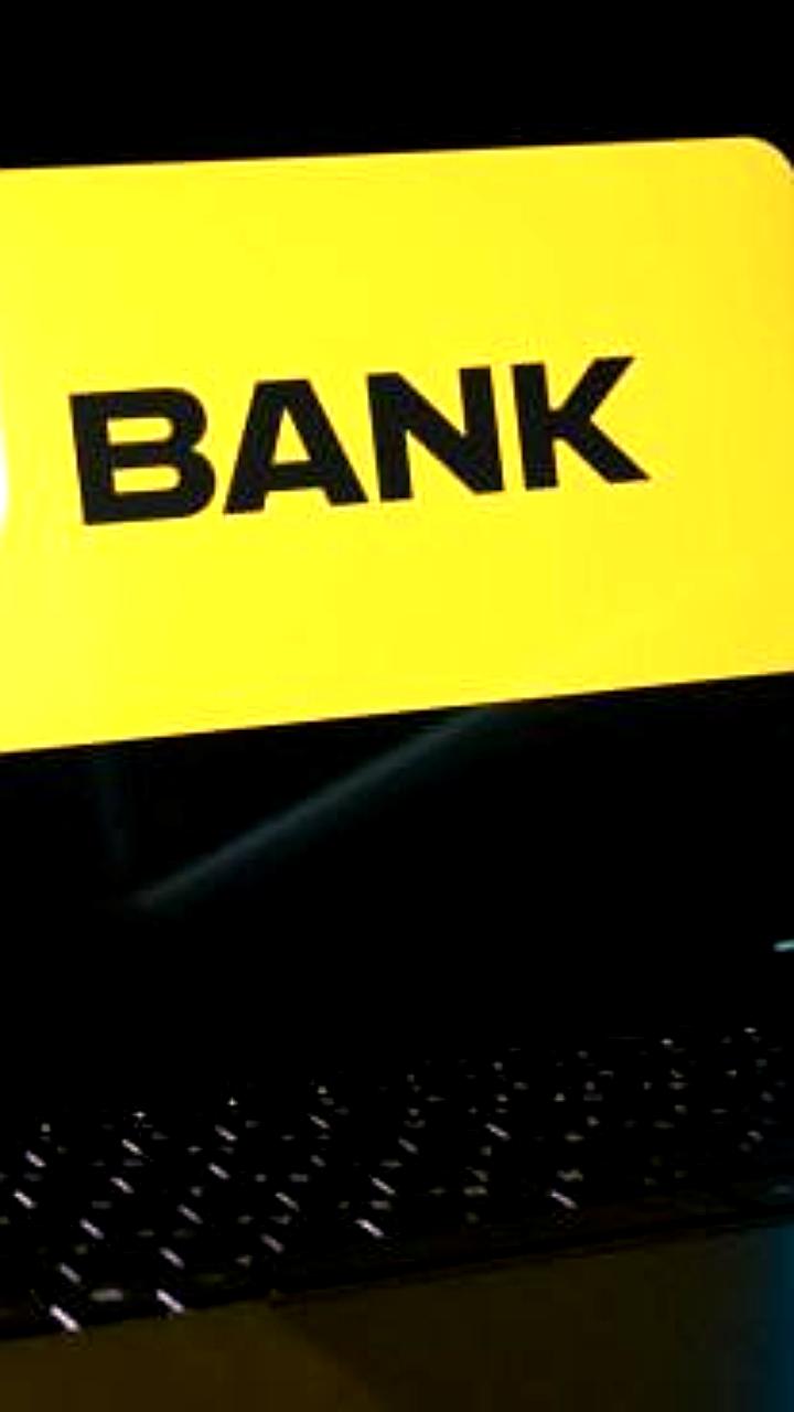 Банки снижают ставки по кредитам и вкладам на фоне изменений в экономике